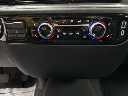 Certified 2025 GMC Sierra 1500 SLT image 33