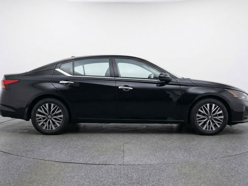 Used 2025 Nissan Altima 2.5 SV FWD image 11