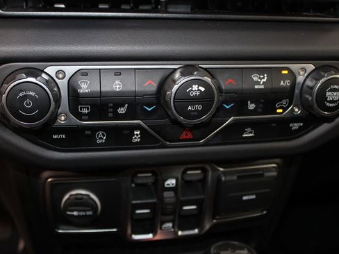 Used 2025 Jeep Wrangler Unlimited Sahara AWD/4WD image 44