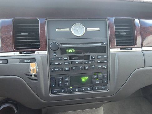 Used 2003 Lincoln Town Car Executive RWD image 9