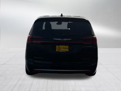Used 2024 Chrysler Pacifica Select image 5