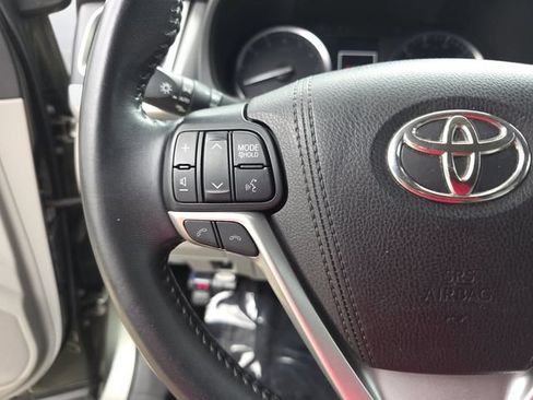 Used 2017 Toyota Highlander XLE FWD image 17