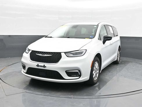 Used 2024 Chrysler Pacifica Touring-L image 4