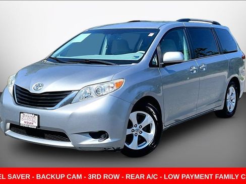 Used 2013 Toyota Sienna LE FWD image 3