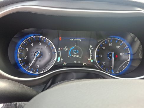 Used 2026 Chrysler Pacifica Select image 18