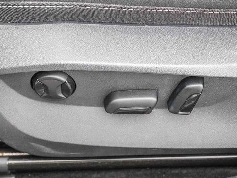 Used 2022 Volkswagen Taos SE w/ Panoramic Sunroof Package FWD image 19