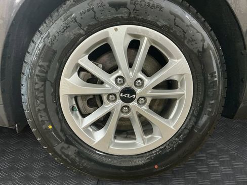 Used 2024 Kia Carnival LX image 14