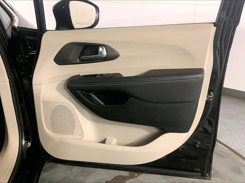 Used 2024 Chrysler Pacifica Touring-L FWD image 26