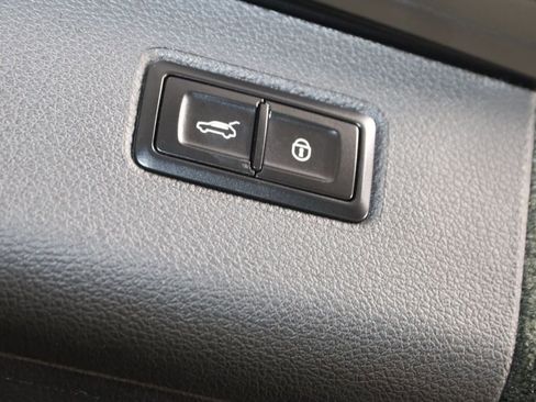 Used 2019 Bentley Bentayga image 69