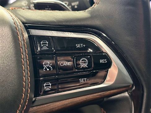 Used 2022 Jeep Grand Cherokee Summit w/ Luxury Tech Group V image 24