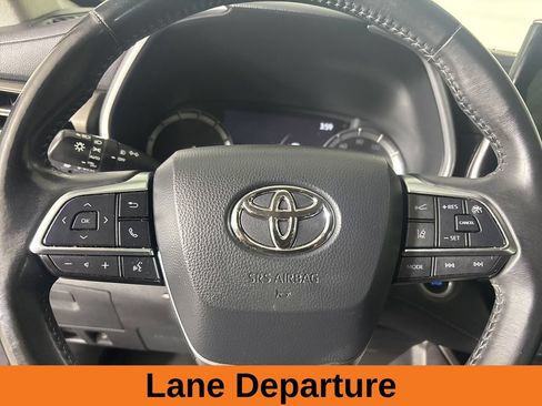 Used 2021 Toyota Highlander XLE FWD image 16