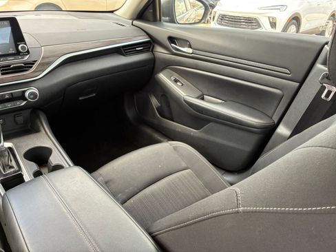 Used 2025 Nissan Altima 2.5 SV FWD image 29