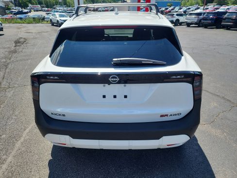 New 2025 Nissan Kicks SR image 7