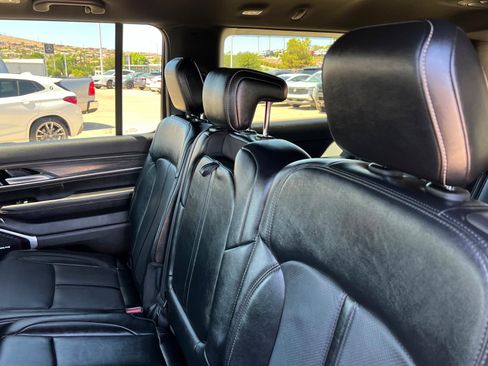 Used 2024 Jeep Wagoneer L Series II w/ Flexible Seating Group AWD/4WD image 30