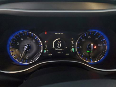 Used 2022 Chrysler Pacifica Touring-L FWD image 30