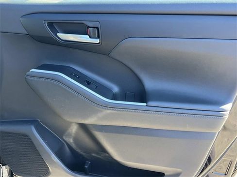 Used 2024 Toyota Highlander LE image 25