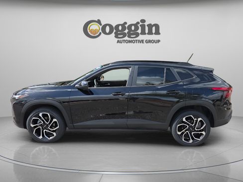 Used 2024 Chevrolet Trax RS w/ Sunroof Package FWD image 2