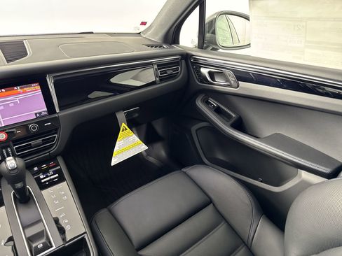Certified 2025 Porsche Macan Turbo image 26