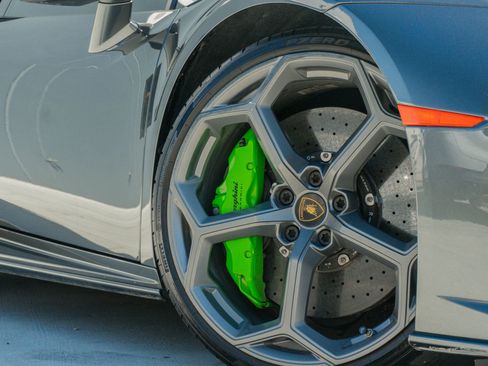 Used 2020 Lamborghini Huracan EVO image 28