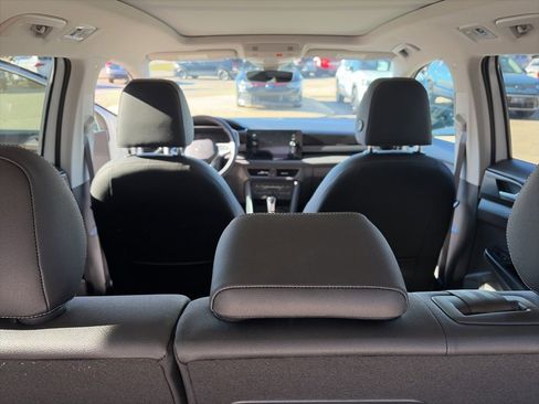 Certified 2025 Volkswagen Taos SE image 15