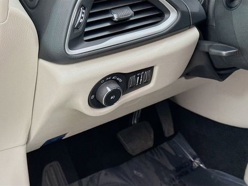 Used 2023 Chrysler Pacifica Touring-L image 10