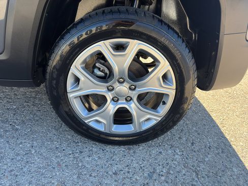 Used 2023 Jeep Renegade Limited image 10