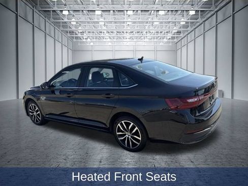 Used 2025 Volkswagen Jetta SE FWD image 3
