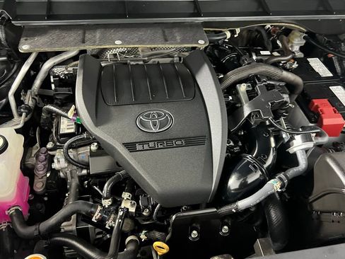 Used 2024 Toyota Highlander XLE image 32