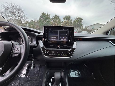 Used 2022 Toyota Corolla LE image 11