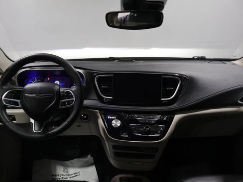 Used 2023 Chrysler Pacifica Touring-L image 17