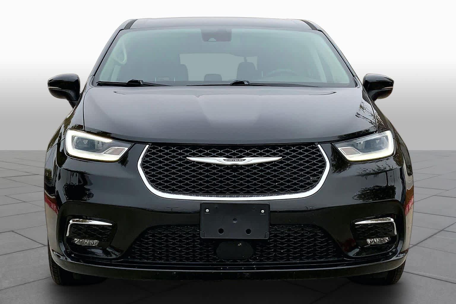 Used 2023 Chrysler Pacifica Touring-L FWD image 4