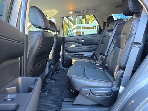 Used 2024 Nissan Pathfinder SL w/ Black Appearance Package image 16