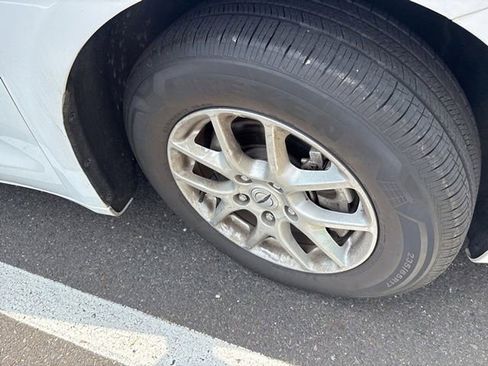 Used 2024 Chrysler Pacifica Touring-L FWD image 3