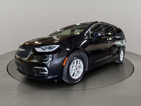 Used 2025 Chrysler Pacifica Select FWD image 3