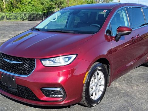 Used 2023 Chrysler Pacifica Touring-L FWD image 3