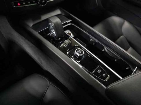 Certified 2025 Volvo XC60 B5 Core image 31