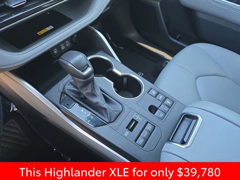 Used 2024 Toyota Highlander XLE AWD/4WD image 33