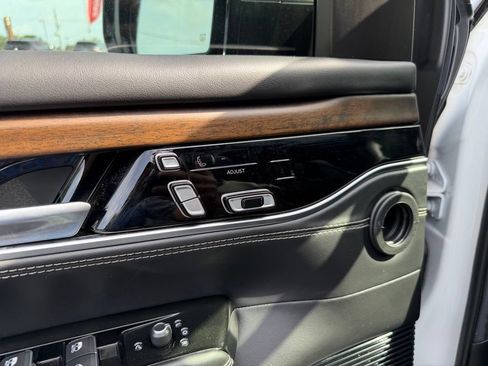 Used 2022 Jeep Grand Wagoneer Series II AWD/4WD image 14