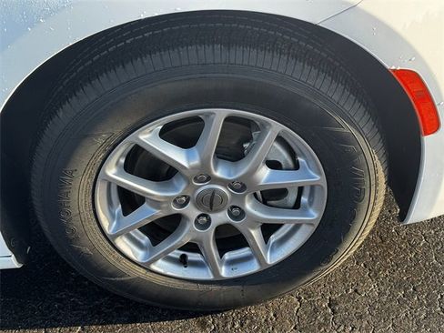 Certified 2024 Chrysler Pacifica Touring-L image 9