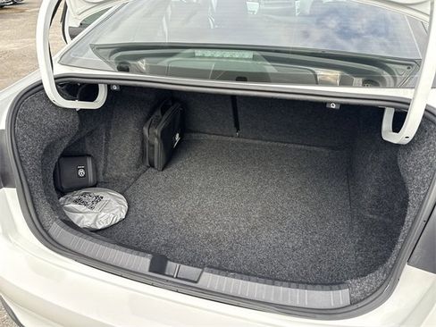 Used 2024 Volkswagen Jetta SE w/ Panoramic Sunroof Package image 12