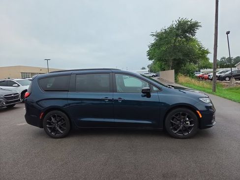 Used 2025 Chrysler Pacifica Limited FWD image 5