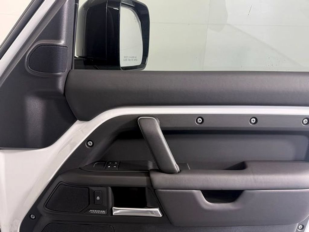New 2025 Land Rover Defender 130 X-Dynamic SE AWD/4WD image 18