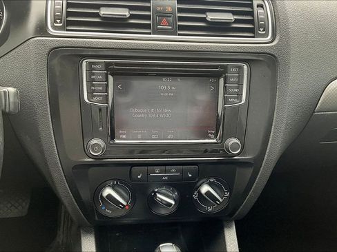 Used 2017 Volkswagen Jetta SE image 16