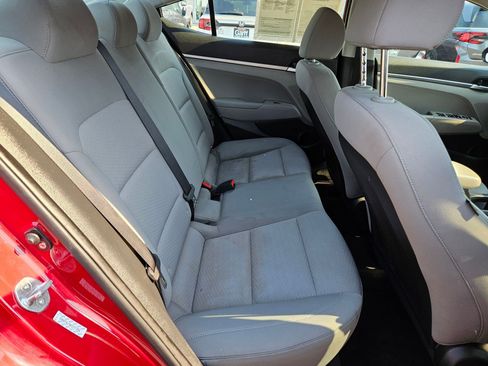 Used 2019 Hyundai Elantra SE FWD image 31