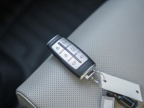 Used 2023 Genesis G70 2.0T image 38