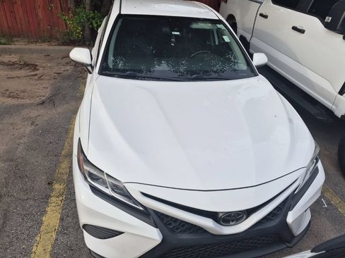 Used 2019 Toyota Camry SE FWD image 11