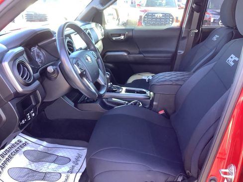 Used 2017 Toyota Tacoma TRD Sport image 11