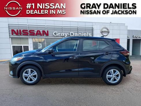 Certified 2025 Nissan Kicks Play S FWD image 5