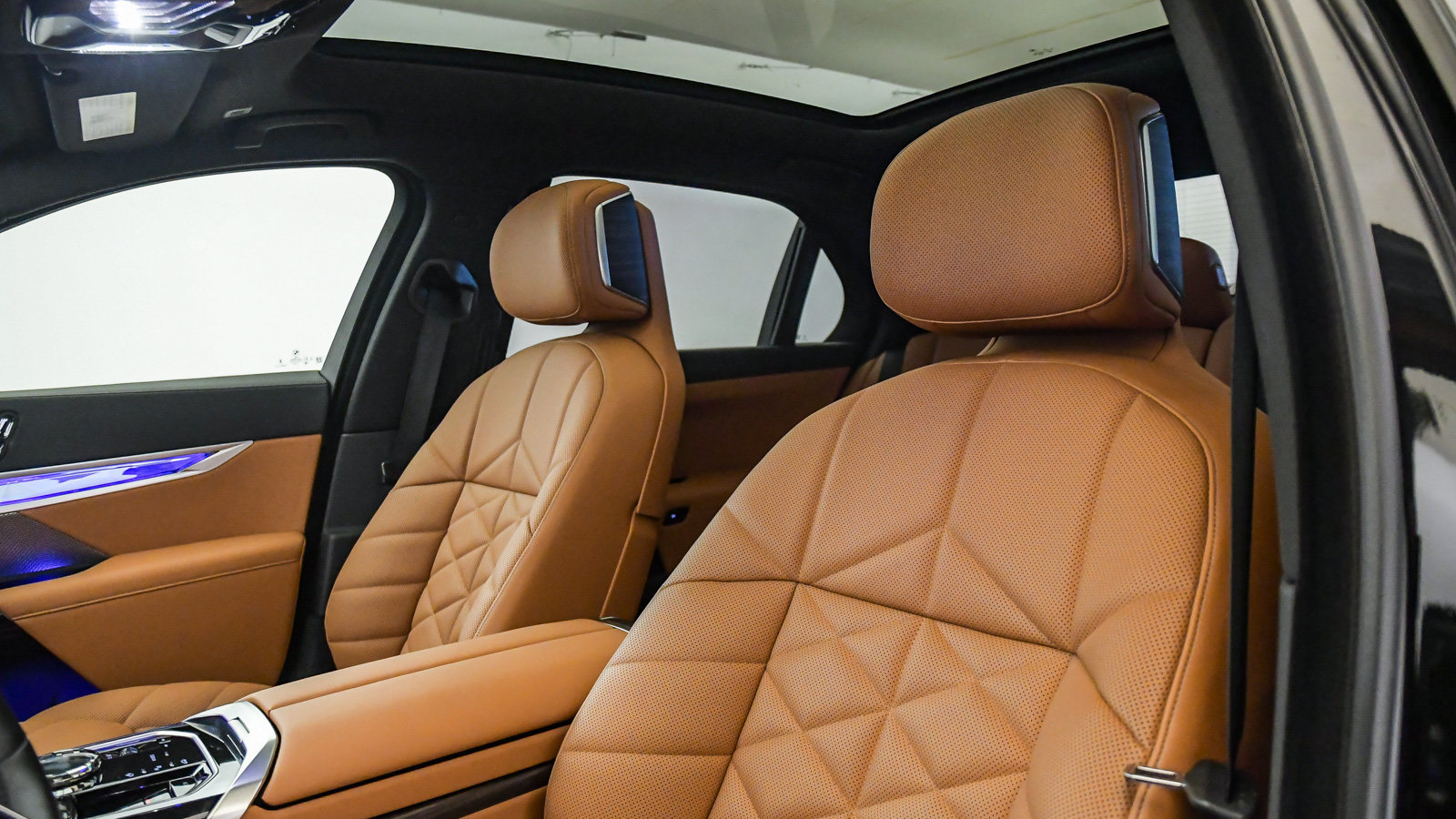 Certified 2024 BMW 740i w/ Premium Package RWD image 19
