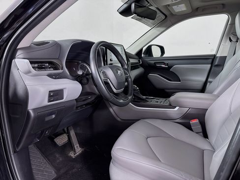 Used 2022 Toyota Highlander XLE AWD/4WD image 9